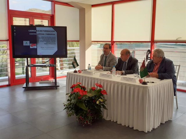 El delegado territorial, Carlos Bautista, el director gerente del Distrito Sanitario Málaga Guadalhorce, Enrique Vargas, y el presidente de Famadesa, Federico Beltrán, en unas jornadas