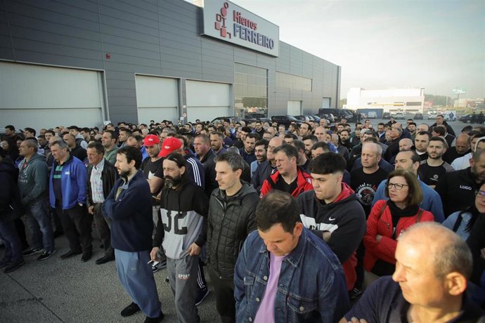 Los trabajadores del metal votan si desconvocan la huelga, en el polígono industrial O CEAO, a 2 de junio de 2023, en Lugo, Galicia (España). Tras cuatro días de huelga, los representantes de los sindicatos y de la patronal del metal en Lugo alcanzaron 