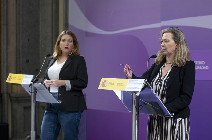 La secretaria de Estado de Igualdad Ángela Rodríguez 'Pam' (i) y la delegada del Gobierno contra la Violencia de Género, Victoria Rosell (d), durante una rueda de prensa tras el comité de crisis para tratar los últimos asesinatos machistas, en el Minist
