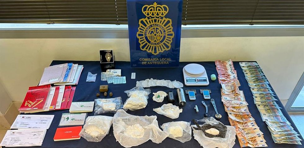 Nota De Prensa + Fotos " La Policía Nacional Desarticula En Antequera Un Grupo Criminal Que Distribuía Sustancias Estupefacientes A Mediana Escala "