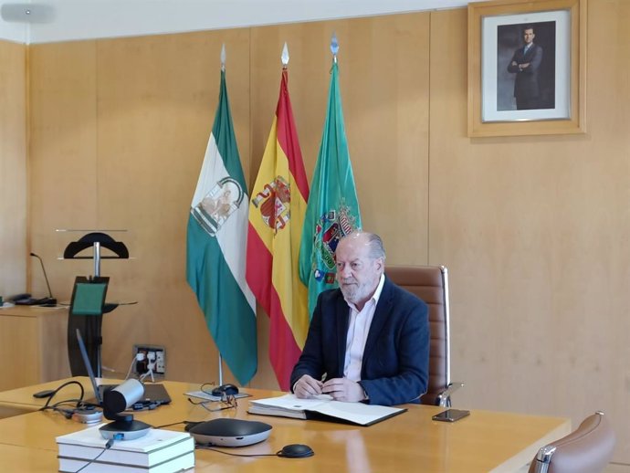 El presidente de la Diputación de Sevilla, Fernando Rodríguez Villalobos, en la sede del organismo provincial.