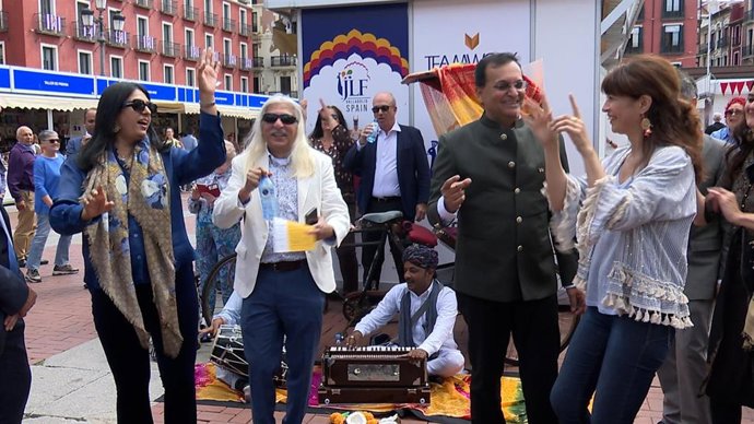 La concejal de Cultura y Turismo del Ayuntamiento de Valladolid en funciones, Ana Redondo, baila junto al embajador de la India, Dinesh Patnaik, en la inauguración de la Feria del Libro.