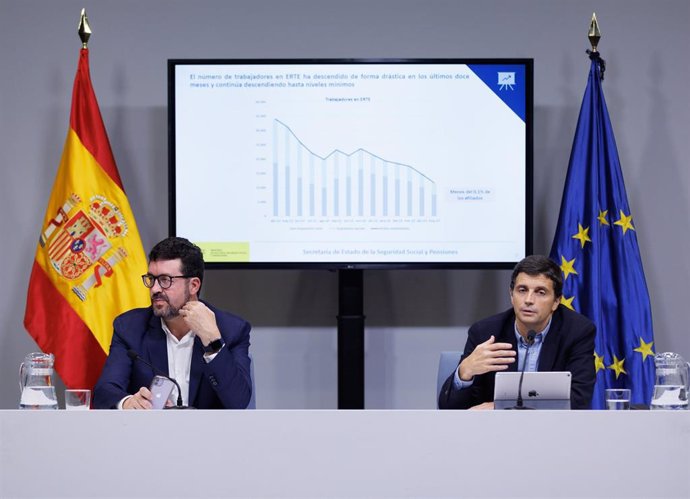 El secretario de Estado de Empleo y Economía Social, Joaquín Pérez Rey (i), y el director General de Ordenación de la Seguridad Social, Borja Suárez (d), durante una rueda de prensa, en el Ministerio de Trabajo, a 2 de junio de 2023, en Madrid (España).