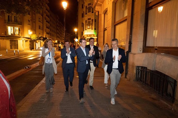 El candidato del PP a la Presidencia de La Rioja, Gonzalo Capellán (c), y el candidato del PP a la Alcaldía de Logroño, Conrado Escobar (d), la noche electoral