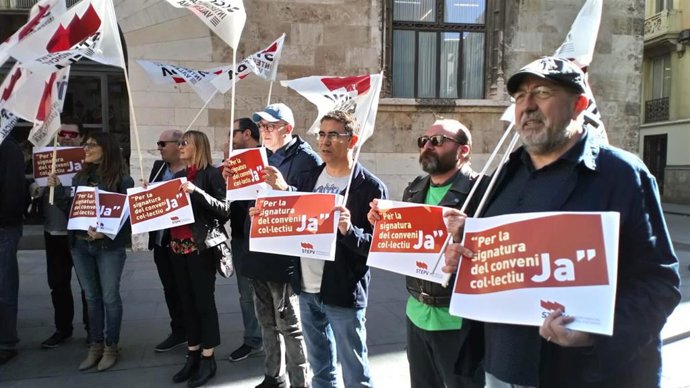 Archivo - Imagen de archivo de una protesta paar exigir la aplicación del convenio colectivo del personal laboral al servicio de las universidades públicas valencianas