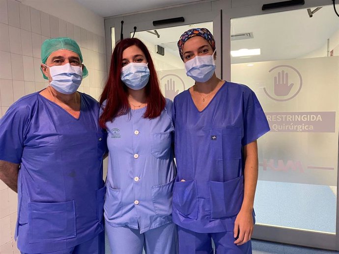 La médico residente de cuarto año perteneciente al Servicio de Cirugía Plástica del Hospital Universitario Virgen Macarena, la doctora Noemí Barandela, ha sido premiada por la Sociedad Española de Cirugía de Mano (Secma).