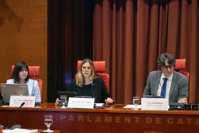 La presidenta de la Corporació Catalana de Mitjans Audiovisuals, Rosa Rom, (c) en comisión parlamentaria este viernes