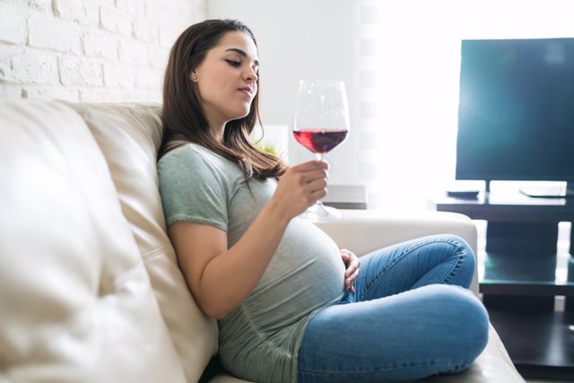 Archivo - Mujer embarazada, consumo de alcohol