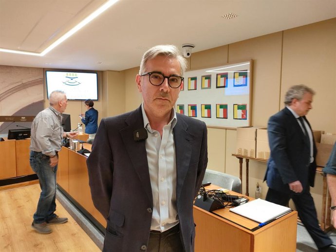 El diputado electo de Vox, Héctor Alacid, en el Parlamento de La Rioja