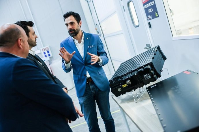 El conseller Roger Torrent durante su visita a la planta de Bold.