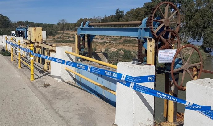 Compuertas de riego en el término de Lebrija, en Sevilla.