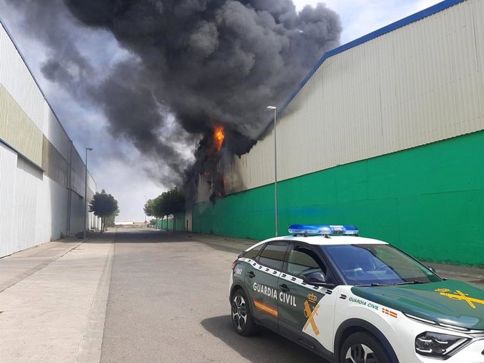 Incendio en una empresa de reciclaje de residuos industriales en el polígono de Cintruénigo