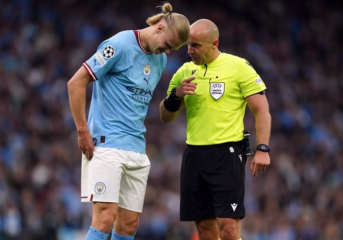 17 May 2023, United Kingdom, Manchester: Manchester City's Erling Haaland with referee Szymon Marciniak during the UEFA Champions League semi-final second leg soccer match between Manchester City and Real Madrid at Etihad Stadium. Photo: Nick Potts/PA W