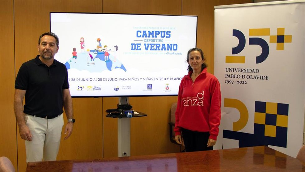 El vicerrector de Campus Saludable y Deporte, Antonio Fernández Martínez, junto a la directora general del ramo, África Calvo Lluch, han presentado el Campus Deportivo de Verano.