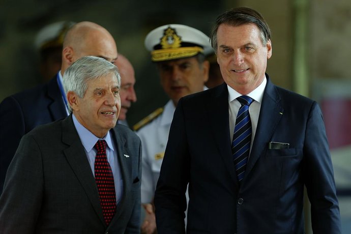 Archivo - May 29, 2019 - BrasíLia, Brasília, Brasil - BSB - Brasília - Brasil - 29/05/2019 - O presidente Jair Bolsonaro fala com a imprensa..Na foto, o ministro chefe do GSI, general Augusto Heleno acompanha o presidente Bolsonaro na saída do ministéri