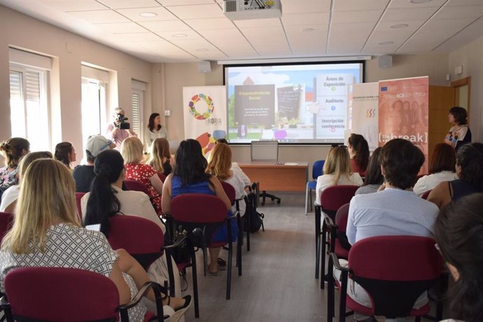 A través de una mesa redonda con diferentes representantes locales de emprendimiento femenino, las emprendedoras han podido conocer y aportar ideas para el desarrollo de un turismo más sostenible que vincule el mundo urbano y rural.