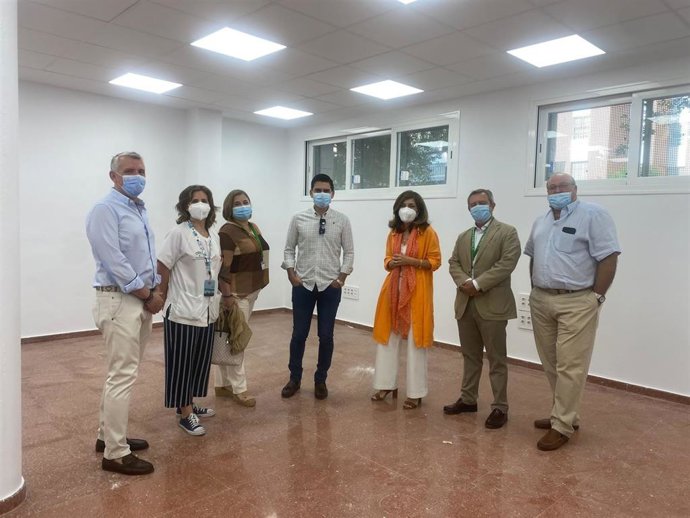 Botella (centro), durante la visita al Centro de Salud de Poniente.