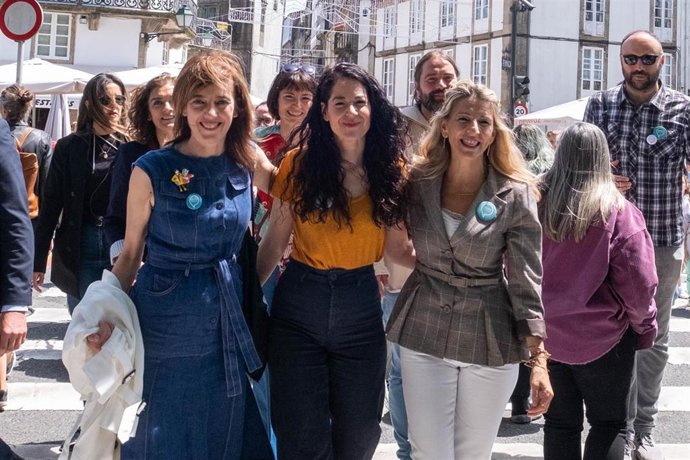 (I-D) La concejala de Compostela Aberta (CA), Marta Lois; la candidata a la Alcaldía de Santiago por Compostela Aberta (CA), María Rozas y la vicepresidenta segunda y ministra de Trabajo y Economía Social, Yolanda Díaz, en una calle de Santiago durante 