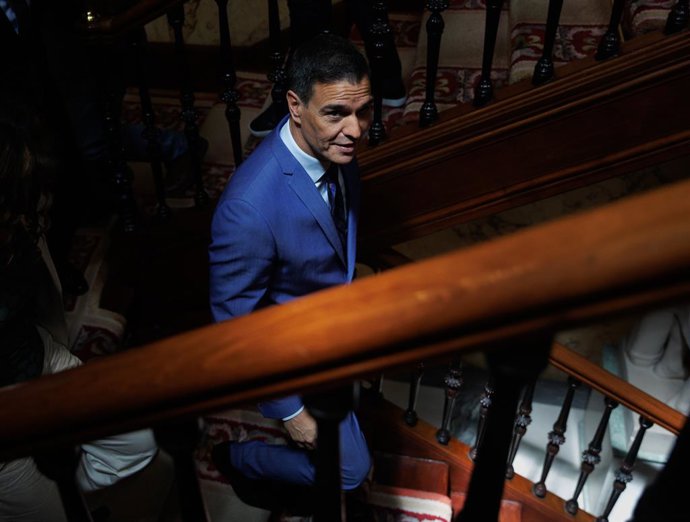 El presidente del Gobierno y secretario general del PSOE, Pedro Sánchez, a su salida de una reunión con los diputados y senadores socialistas, en el Congreso de los Diputados, a 30 de mayo de 2023, en Madrid (España). Esta reunión ha tenido como objetiv