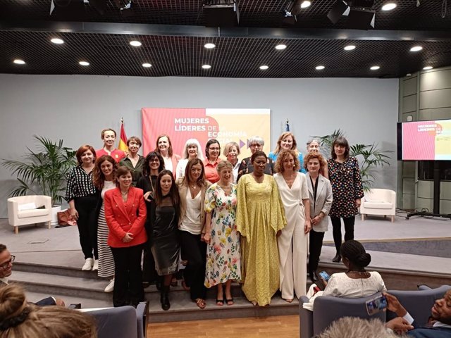 Grupo de mujeres líderes en economía social junto a Yolanda Díaz