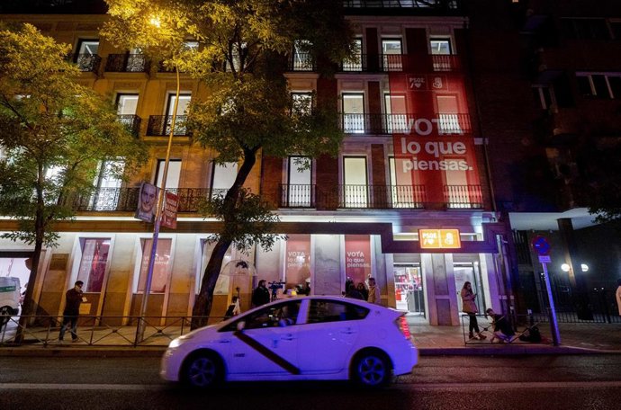Fachada de la sede del PSOE durante el seguimiento de la jornada electoral, a 28 de mayo de 2023, en Madrid (España). 