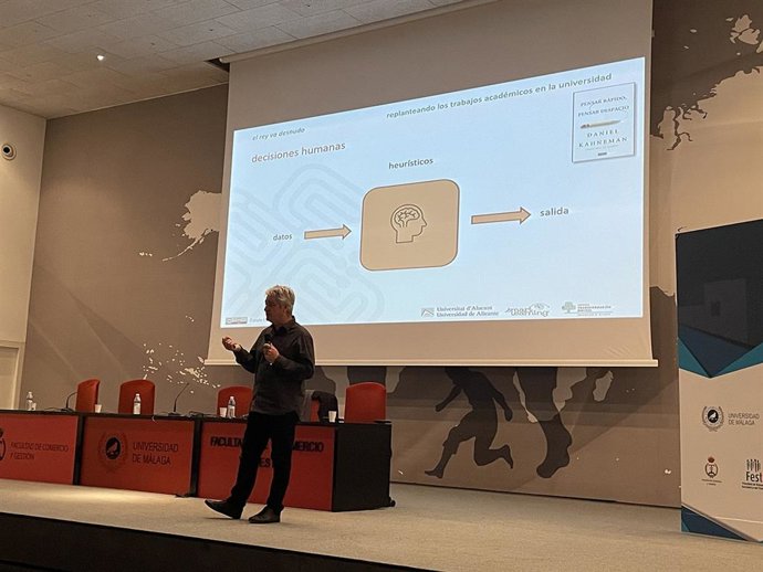 Faraón Llorens, catedrático del Departamento de Ciencias de la Computación y de Inteligencia Artificial de la Universidad de Alicante, ha pronunciado la conferencia titulada 'El Rey va desnudo. Replanteando los trabajos académicos en la Universidad'.