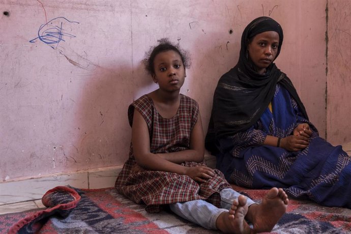 04 May 2023, Egypt, 6th of October City: A picture made available on 8 May 2023 shows Sudanese Naglaa Al-Aazz (R), 34, posing for a photo with her daughter Raneem at the Union of Refugee and Migrant Leaders offices.