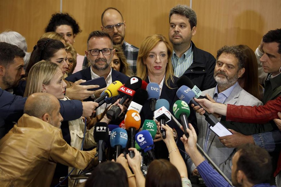 La alcaldesa de Maracena, Berta Linares, atendiendo a los medios tras levantarse el secreto de sumario por el caso del secuestro de la concejal socialista de Maracena Vanessa Romero. Archivo.