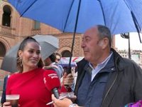 Luis Miguel Rodríguez 'El Chatarrero' se lleva a una nueva amiga -antitaurina- a los toros