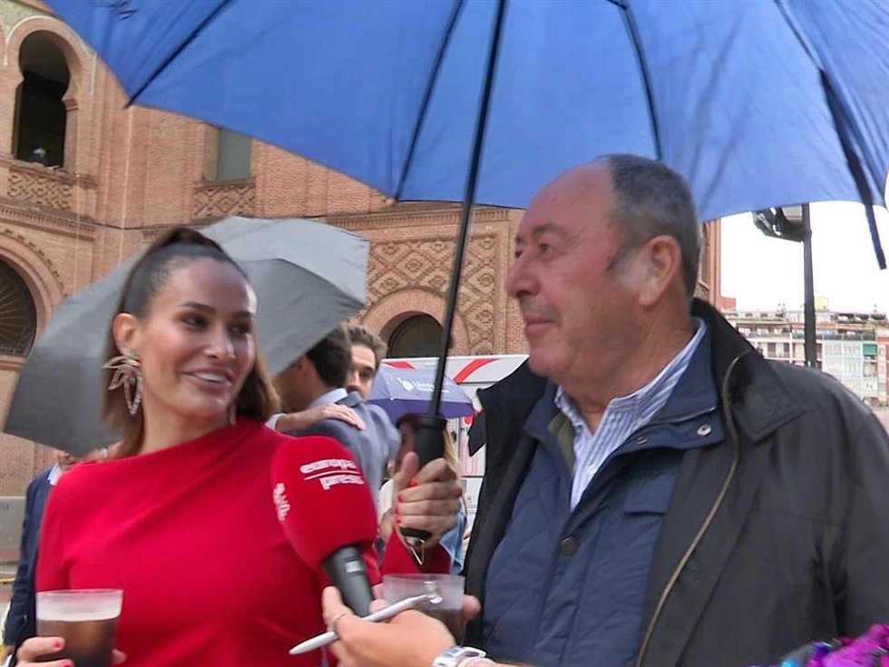 LUIS MIGUEL RODRÍGUEZ 'EL CHATARRERO' Y SU NUEVA AMIGA EN LA PLAZA DE TOROS DE LAS VENTAS