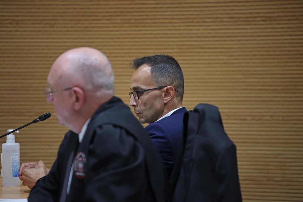 El asesino confeso de la joven paraguaya residente en Lanzarote Romina Celeste Núñez, Raúl Díaz Chacón (d), en la Ciudad de la Justicia ante la Sección Segunda de la Audiencia Provincial de Las Palmas, a 2 de junio de 2023, en Las Palmas de Gran Canaria