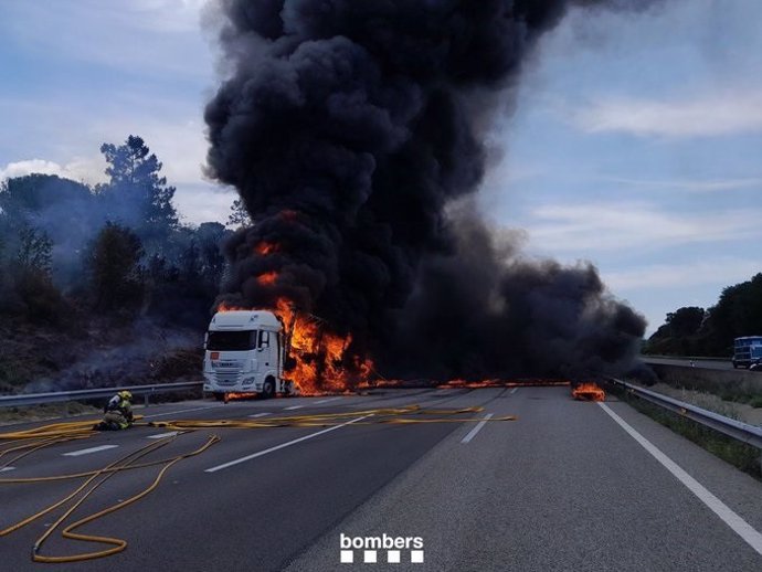 Un incendio quema un camión en la AP-7 a la altura de Vilobí d'Onyar (Girona) y obliga a cortar el tráfico en la autopista en sentido norte.