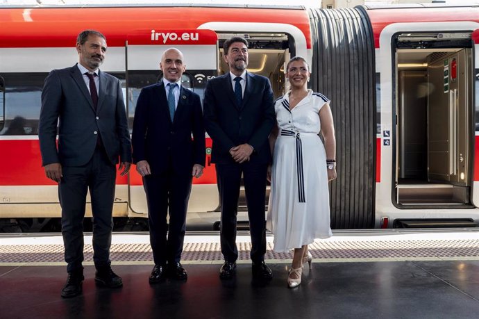 El secretario de Infraestructuras, Javier Flores; el General Manager de Iryo, Simone Gorini; el alcalde Luis Barcarla y la vicealcaldesa, Mari Carmen Sánchez.