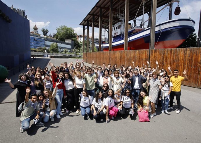 EHUko ikasle bisitariak agurtzeko ekitaldia