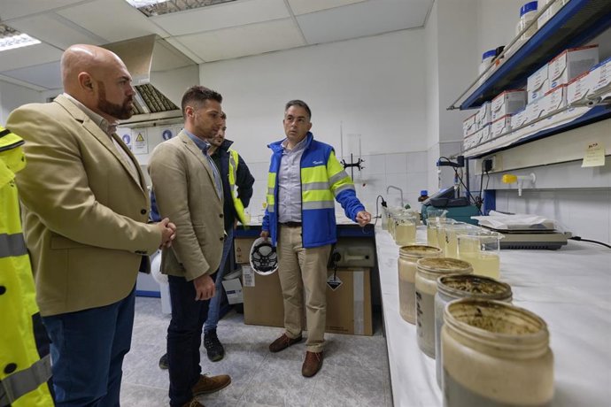 El alcalde del Puerto de la Cruz, Marco González, y el consejero de Transición Ecológica del Cabildo de Tenerife, Javier Rodríguez, en una visita a la depuradora comarcal