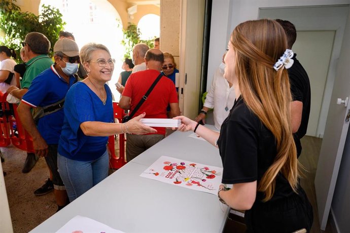 Archivo - Reparto de abanicos de la Feria de Almería.