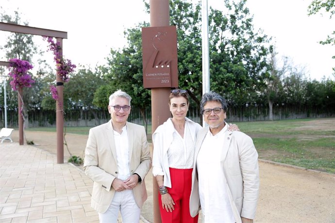 Carmen Posadas ha descubierto en el parque Dehesa Boyal de La Rinconada una placa escultórica con su nombre.