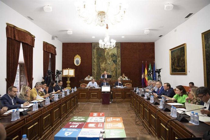 Archivo - Una sesión ordinaria del Pleno de la Diputación de Córdoba en el mandato ahora concluido.