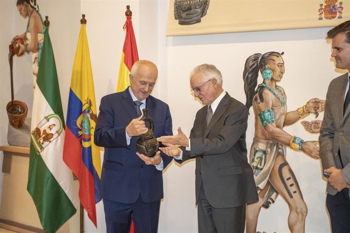 Ecuador dona al Museo del Chocolate de Estepa una réplica de una vasija prehispánica