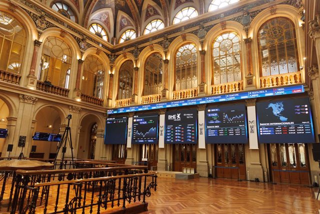Paneles del Ibex 35 en el Palacio de la Bolsa, a 5 de mayo de 2023, en Madrid (España).