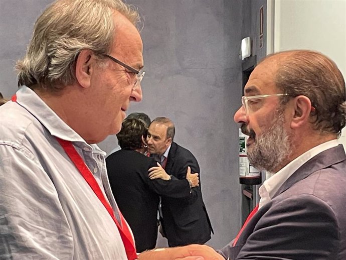 El presidente del Gobierno de Aragón en funciones, Javier Lambán, con el consejero de Hacienda en funciones, Carlos Pérez Anadón.