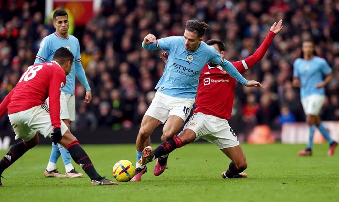 Archivo - 14 January 2023, United Kingdom, Manchester: Manchester City's Jack Grealish (C)is tacked by Manchester United's Bruno Fernandes (R) as Casemiro (L) looks on during an English Premier League soccer match Trafford. Photo: Martin Rickett/PA Wir