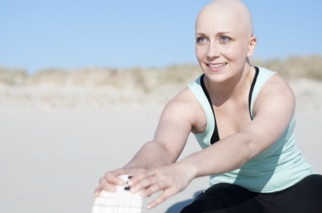Archivo - Mujer con cáncer, deporte, ejercicio