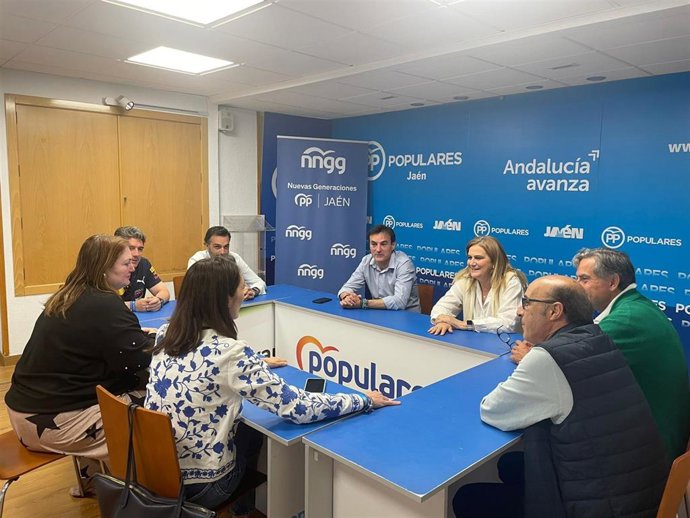 González reunido con algunos de los concejales electos del PP