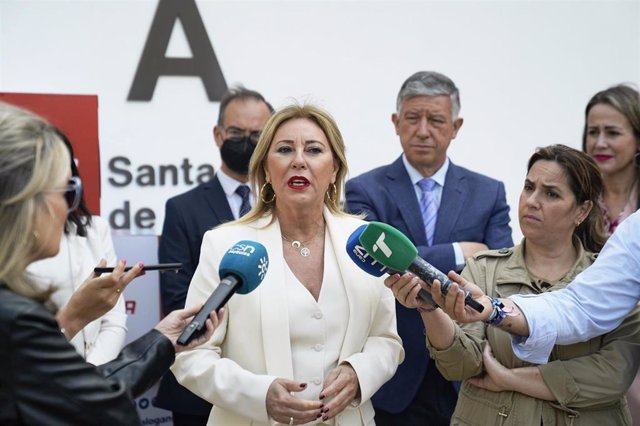 La consejera de Economía, Hacienda y Fondos Europeos de la Junta de Andalucía, Carolina España, atiende a los medios antes del foro.