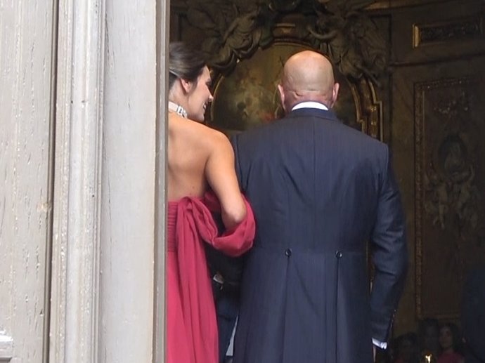 LAURA MATAMOROS Y SU PADRE KIKO ENTRANDO EN LA BASÍLICA DE SAN MIGUEL, EN MADRID