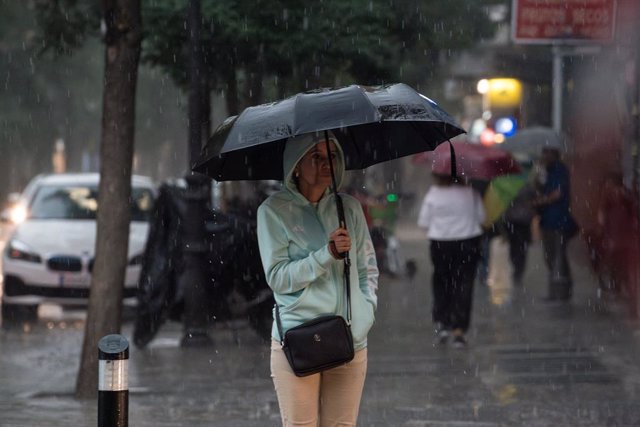 Una dona amb paraigua sota la pluja, a 29 de maig del 2023, a Madrid (Espanya).
