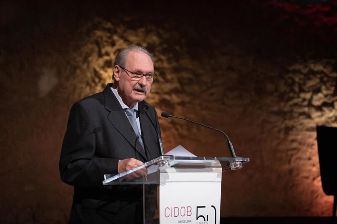 El presidente del Cidob, Antoni Segura, en el acto de celebración del 50 anviersario del 'think tank' con Hillary Clinton, en el Macba de Barcelona.