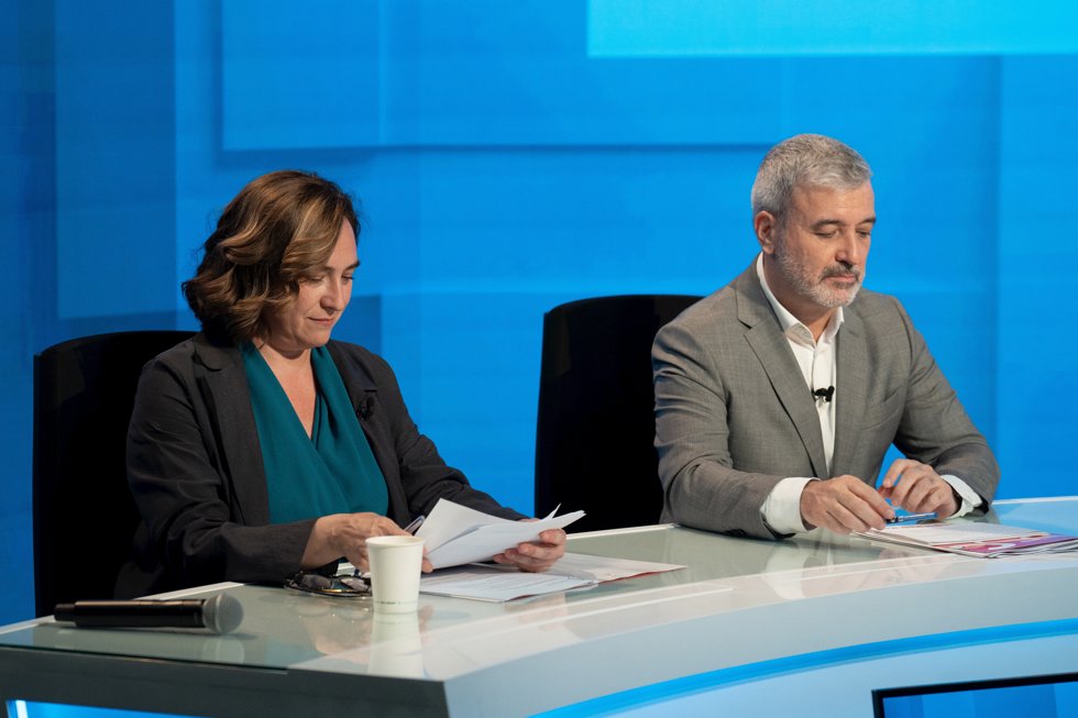 La alcaldesa de Barcelona Ada Colau, y el candidato del PSC a la alcaldía de Barcelona, Jaume Collboni, durante un debate electoral organizado por Prisa, a 9 de mayo. 