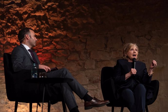 El director del CIDOB, Pol Morillas, i l'ex secretria d'Estat dels Estats Units d'Amrica, Hillary Clinton, participen com a ponents en l'acte central del 50 aniversari del CIDOB (Barcelona Centri for International Affairs), en la Capella del 